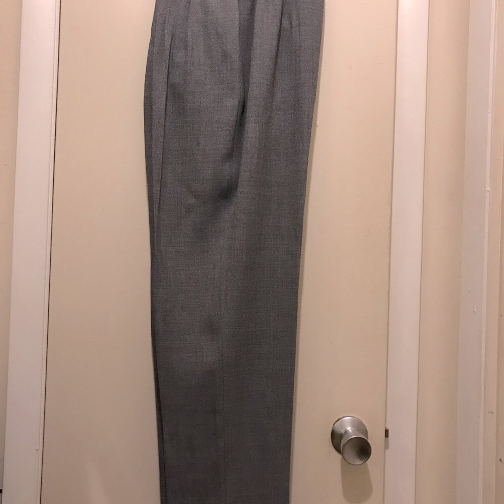 Alain Gerard Gray Ladies Dress Pants with Pocket’s. 41 1/2 inches Long Pet free